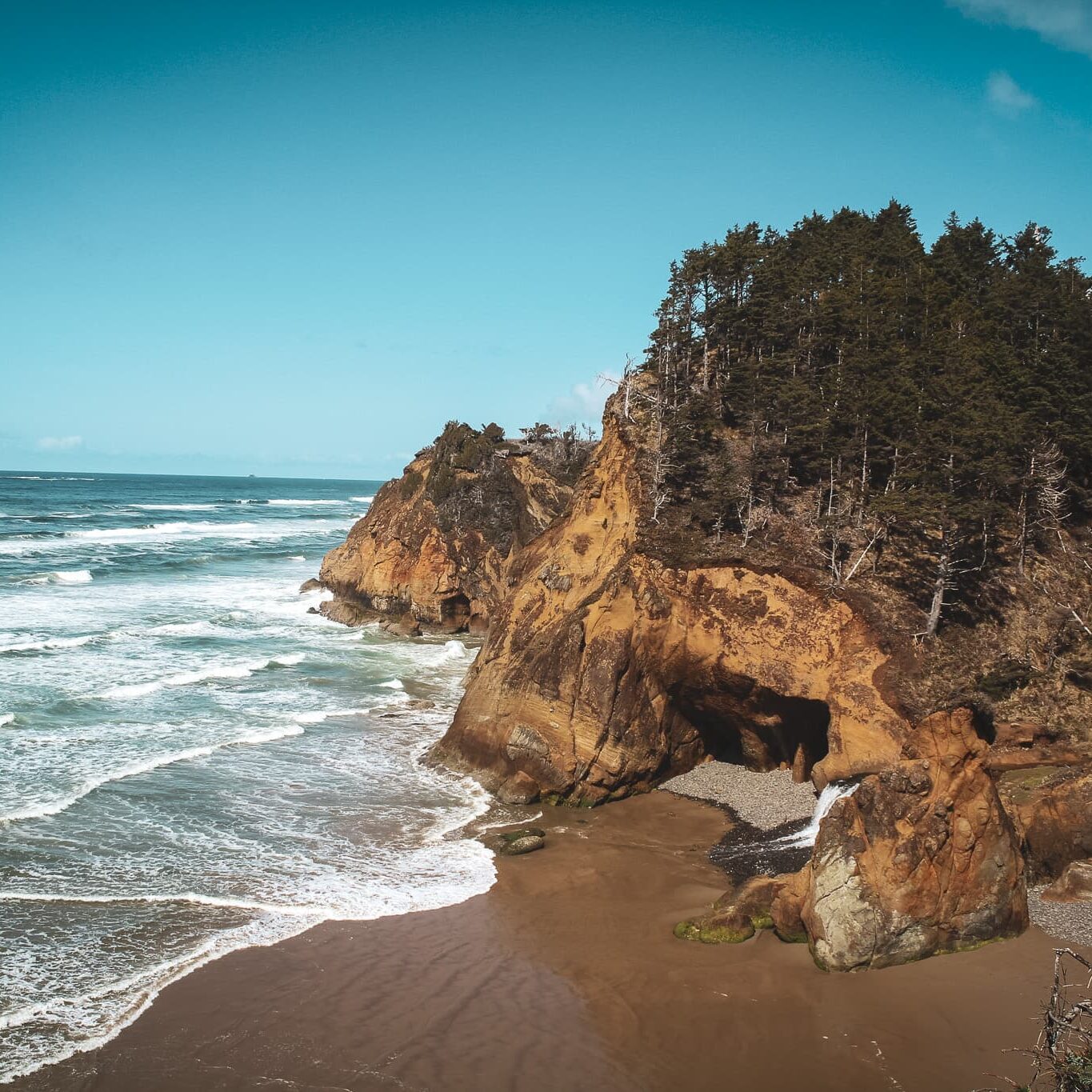 Timing the Tides: Tips for Visiting Hug Point Waterfall